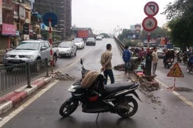 Lại một xe khách phớt luật húc đổ thanh chắn cầu vượt