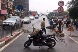 Lại một xe khách phớt luật húc đổ thanh chắn cầu vượt