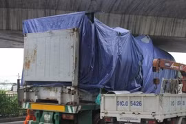 Nguy cơ sập cầu vượt Quang Trung vì xe… quá khổ