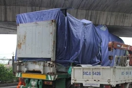 Nguy cơ sập cầu vượt Quang Trung vì xe… quá khổ