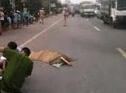 2 người đi bộ qua đường bị tông chết
