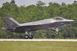 Hải quân Mỹ tiếp nhận tiêm kích F-35C đầu tiên 