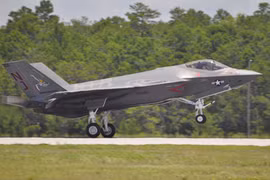 Hải quân Mỹ tiếp nhận tiêm kích F-35C đầu tiên 