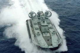 Cận cảnh siêu tàu đổ bộ Bizon ở Trung Quốc