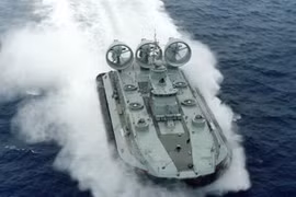 Cận cảnh siêu tàu đổ bộ Bizon ở Trung Quốc