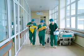 Mổ đẻ thành công song thai cho bệnh nhân ung thư di căn