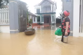 Nước dâng khiến đường ngập sâu gây khó khăn cho việc đi lại của người dân.