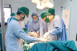 Thay khớp háng cho cụ bà 103 tuổi bị gãy cổ xương đùi sau té ngã