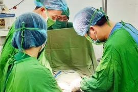 Cắt khối u buồng trứng nặng gần 4 kg cho cụ bà 80 tuổi