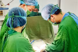 Cắt khối u buồng trứng nặng gần 4 kg cho cụ bà 80 tuổi