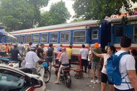 Du khách nước ngoài gặp nạn khi chụp ảnh ở phố cà phê đường tàu