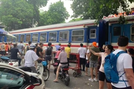 Du khách nước ngoài gặp nạn khi chụp ảnh ở phố cà phê đường tàu