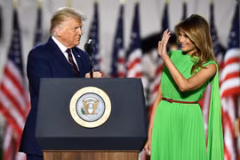 Đệ nhất Phu nhân Tổng Thống Donald Trump diện váy xanh neon gây choáng 