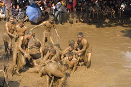 Xem hội vật cầu bùn độc nhất ở Việt Nam