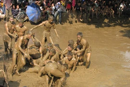 Xem hội vật cầu bùn độc nhất ở Việt Nam