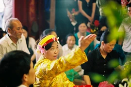 Giải mã "thần trùng" và ngón lòe bịp tinh vi của ông đồng bà cốt 