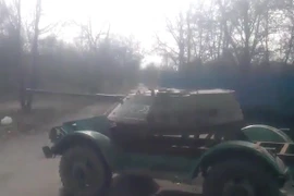 Chết cười xe chiến đấu tự chế của ly khai Ukraine