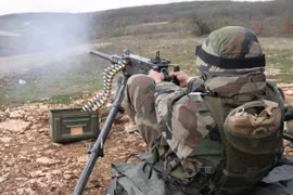 Xem thao tác bắn súng máy M2 lừng danh thế giới