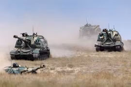 Mục kích dàn tăng-thiết giáp Nga hùng hổ xung phong