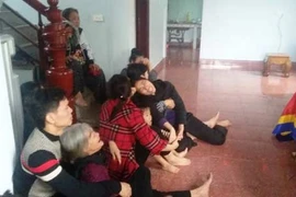 Người thân nạn nhân sập giàn giáo Formosa khóc ngất