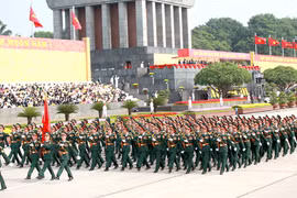 Oai hùng đoàn quân Việt Nam diễu binh trên quảng trường Ba Đình