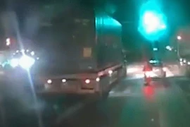 Video: Lao như tên lửa, nam thanh niên ngã văng vào gầm container