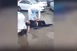 Video: Tài xế say xỉn lao thẳng xe vào chốt kiểm dịch, 1 cảnh sát bị gãy chân