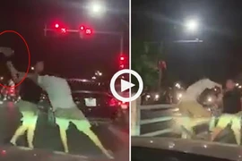 Video: Tài xế Mercedes cầm vợt tennis hỗn chiến với đôi nam nữ đi xe máy