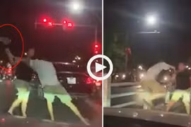 Video: Tài xế Mercedes cầm vợt tennis hỗn chiến với đôi nam nữ đi xe máy
