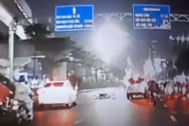 Người phụ nữ chở con nhỏ tạt đầu, tông vào ô tô 7 chỗ