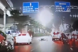 Người phụ nữ chở con nhỏ tạt đầu, tông vào ô tô 7 chỗ