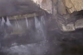 Video: Suối nước nóng cho phép du khách tắm khỏa thân khi trời tối