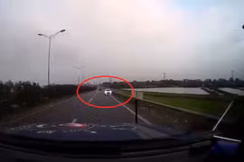 Video: Xe 4 chỗ chạy ngược chiều cao tốc Hà Nội - Thái Nguyên