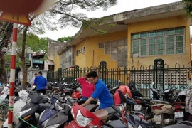 Người dân Hà Nội bất ngờ vì được trông giữ xe miễn phí ngày giáp Tết