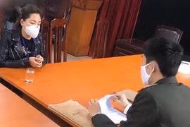 Tung tin chữa khỏi Covid-19 bằng tỏi, người phụ nữ méo mặt khi lên phường