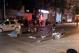 Video: Hai xe máy đối đầu trong đêm, 3 người thương vong