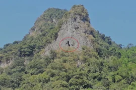 Rợn người hang quan tài kỳ bí "treo" lưng chừng núi