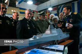 Iran khoe tàu chiến ba thân, giống hệt tàu chiến Mỹ đang hiện diện ở biển Đông