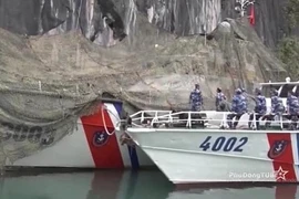 Xem tàu cảnh sát biển Việt Nam nguỵ trang, ẩn mình sát vách đá