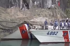 Xem tàu cảnh sát biển Việt Nam nguỵ trang, ẩn mình sát vách đá