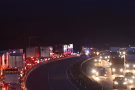 Cảnh sát Anh giải cứu 9 người nhập cư còn sống từ xe tải