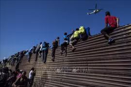 Gần trăm người đột nhập biên giới Mỹ trái phép