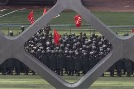 Cảnh sát vũ trang Trung Quốc diễn tập ngay sát Hong Kong