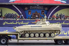 Giữa căng thẳng với Mỹ, quân đội Iran duyệt binh phô diễn sức mạnh