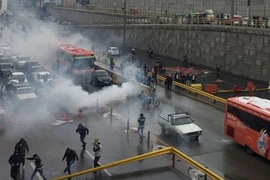 Bạo động bùng nổ do tăng giá xăng, Iran đe dọa Mỹ 