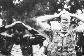 Đại sứ quán Mỹ ở Iran bị tấn công, Thuỷ quân Lục chiến giơ tay hàng