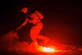 Phi công Mỹ làm gì để sống sót khi rơi vào giữa lòng địch?