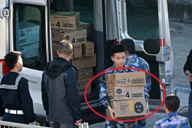 Tàu chiến Bắc Kinh xuất hiện tại Úc, binh sĩ có hành động "lạ"