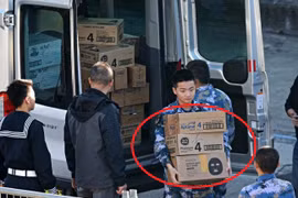 Tàu chiến Bắc Kinh xuất hiện tại Úc, binh sĩ có hành động "lạ"