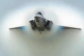 Không quân Mỹ muốn F-35 và F-22 bay được vào… vũ trụ?